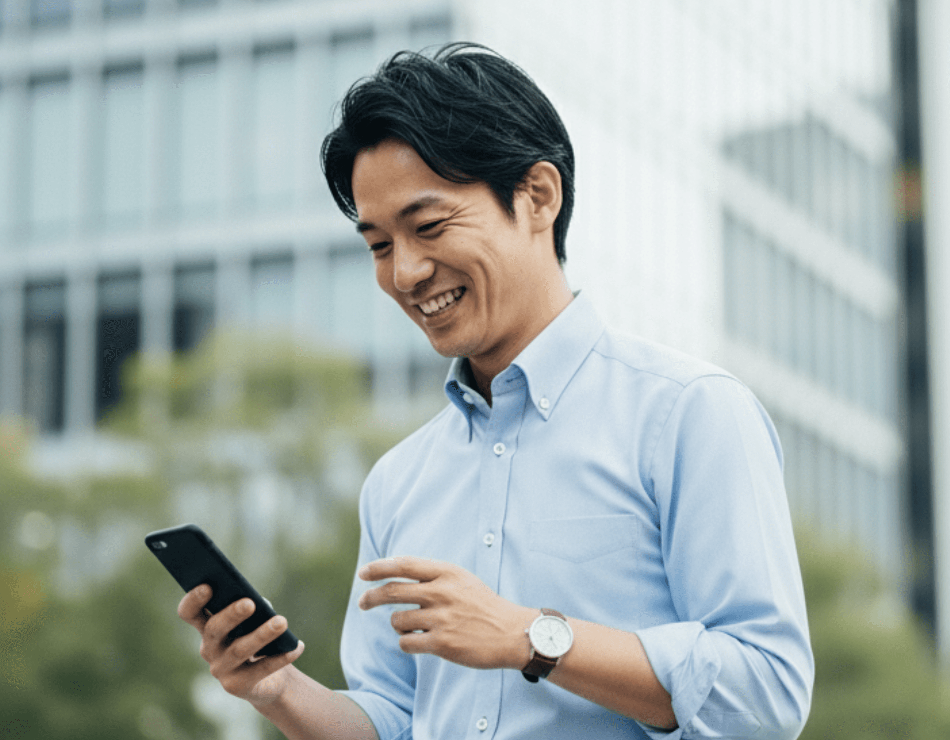 スマートフォンでギフトを選ぶ様子